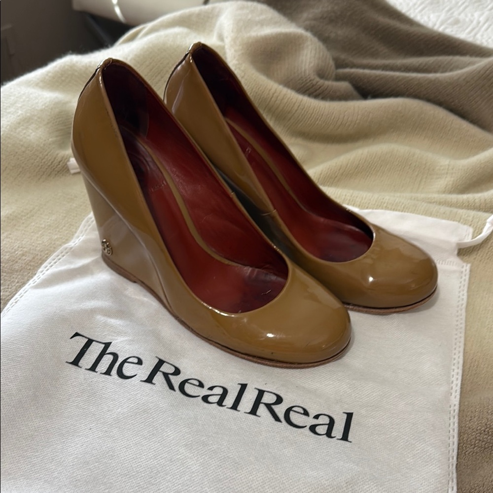Tory Burch Tan Wedge Shoes Classic Patent Leather